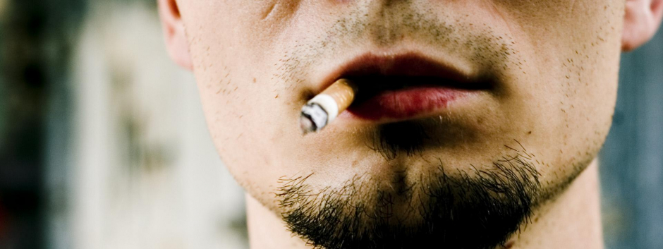 Un hombre fuma un cigarrillo