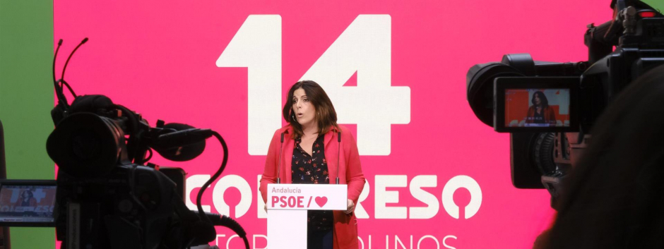 La portavoz parlamentaria del PSOE-A, Ángeles Férriz, informa del XIV Congreso Regional.