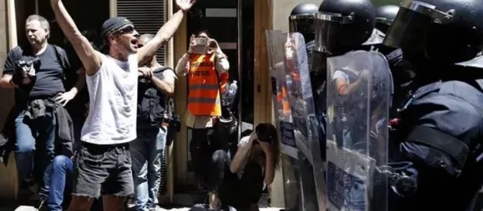 Un okupa enfrentándose a la Policía en Barcelona