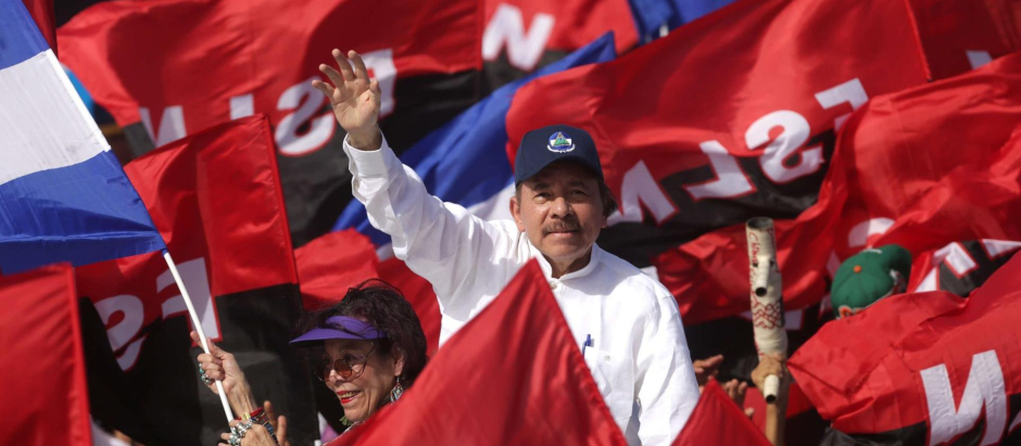 Daniel Ortega junto a su mujer Rosario Murillo vicepresidenta de Nicaragua