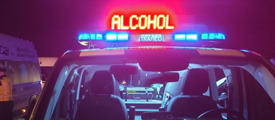 Imagen de archivo de un control de alcoholemia de la Guardia Civil