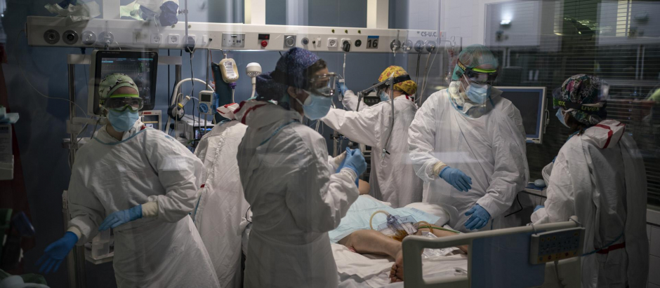 Sanitarios atienden a pacientes de COVID-19 en un hospital de Barcelona