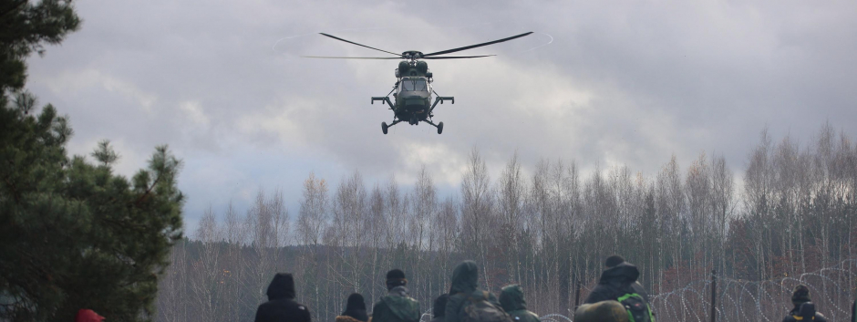Helicóptero militar sobrevuela la frontera entre Bielorrusia y Polonia