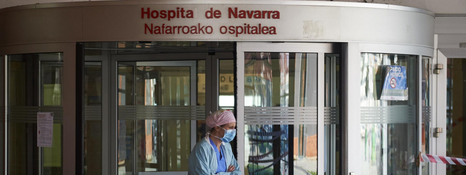 Una enfermera, en la puerta del hospital de Navarra en 2020