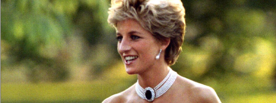 Diana, the Princess of Wales  at the Serpentine gallery in  in London June 29, 1994. 
En la foto, vestido de la firma 