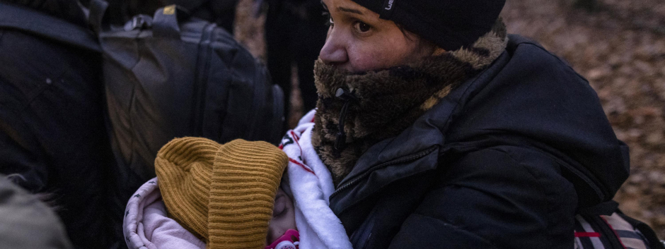 Madre migrante estancada en la frontera entre Polonia y Bielorrusia