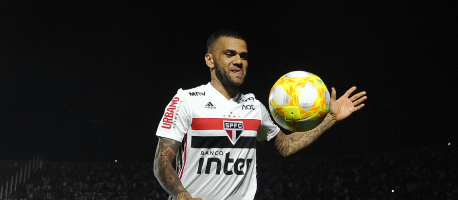 Dani Alves está sin equipo desde que abandonará el Sao Paulo