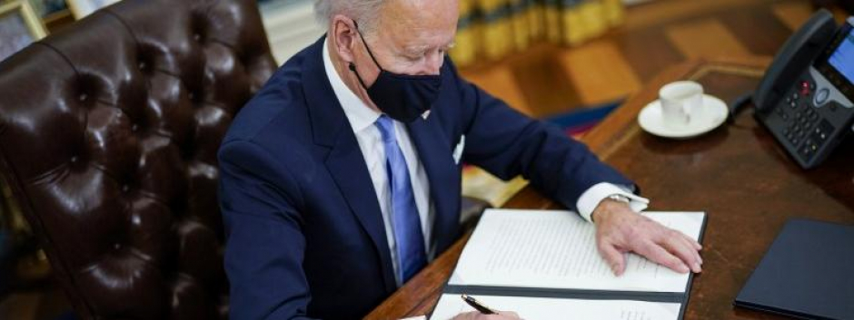 Presidente Joe Biden firmando nuevas leyes. Foto de archivo