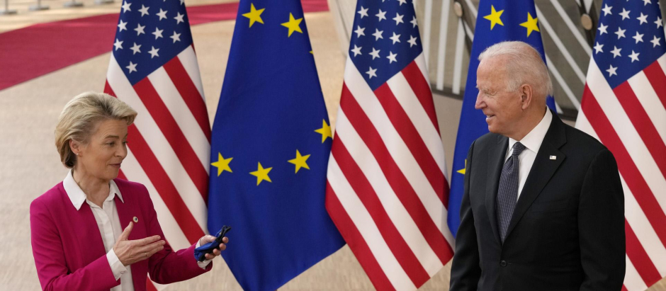 European Commission President Ursula von der Leyen, left, speaks witih U.S. President Joe Biden during arrival for the EU-US summit at the European Council building in Brussels, Tuesday, June 15, 2021.  *** Local Caption *** .