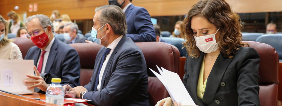 La presidenta de la Comunidad de Madrid, Isabel Díaz Ayuso, en el pleno de la Asamblea regional