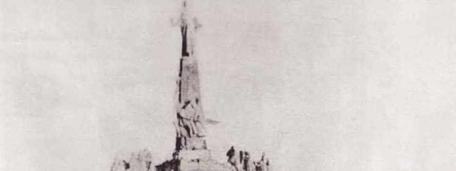 Milicianos republicanos fusilando la estatua del Sagrado Corazón, en el Cerro de los Ángeles