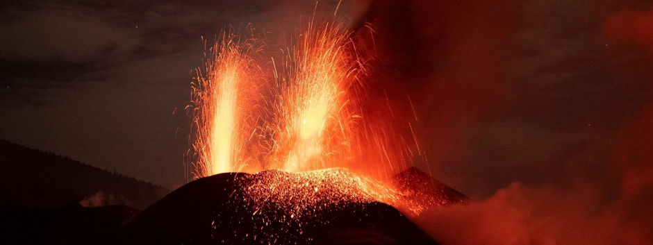 Imagen del volcán expulsando lava y gases tóxicos