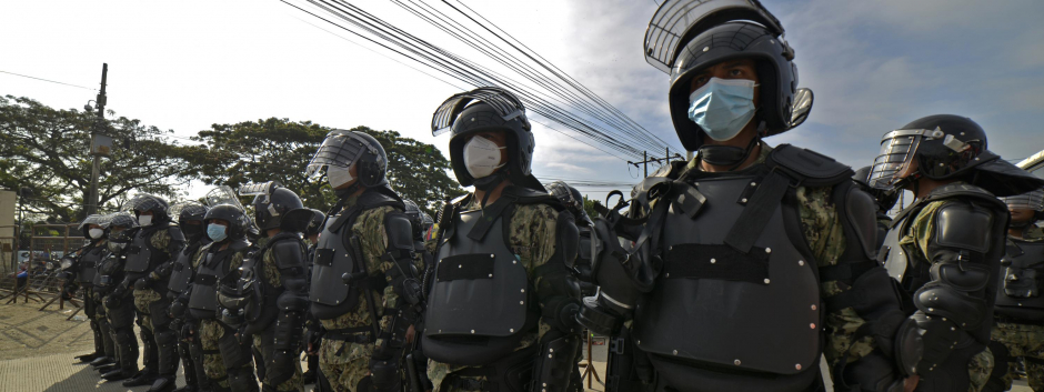Fuerzas enviadas a controlar la violencia en el interior de la cárcel de Guayaquil