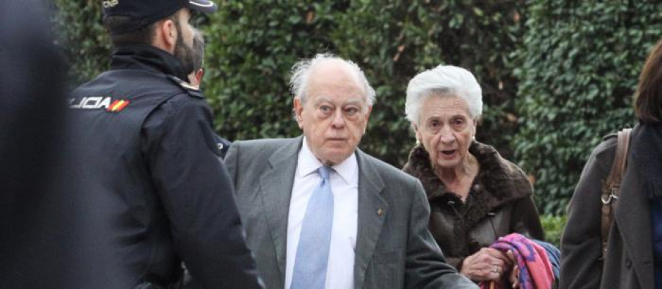 El político Jordi Pujol y su esposa, Marta Ferrusola, asistiendo al juicio por el 'caso Pujol