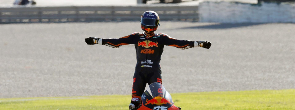 El piloto español de Moto 2, Raúl Fernández tras ganar la carrera en el circuito Ricardo Tormo de Cheste