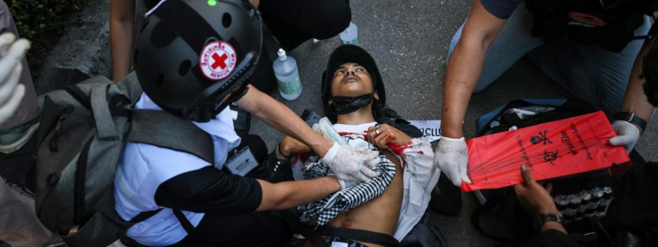 Un manifestante es atendido tras ser herido durante las manifestaciones en Tailandia