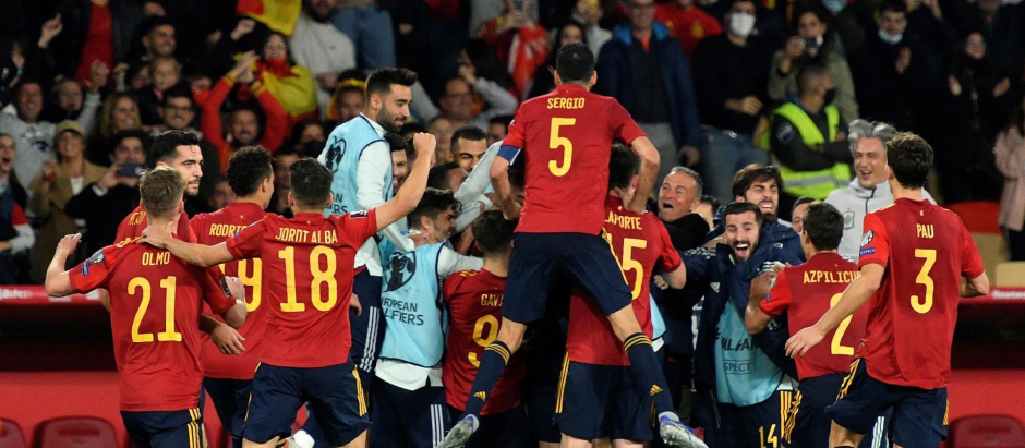 Los jugadores de la selección española de fútbol celebran tras marcar ante Suecia