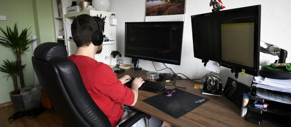 Un joven, frente a su ordenador