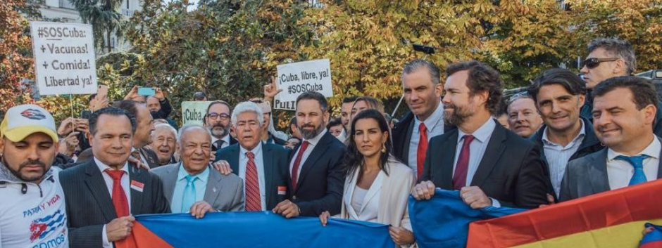 Representantes de Vox con el pueblo cubano, a los pies del Congreso de los Diputados