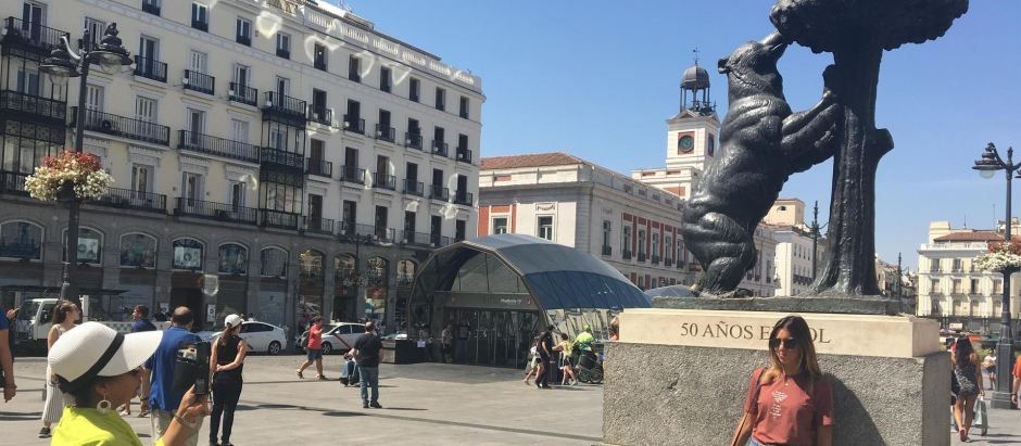Una turista haciéndose fotos en la Puerta del Sol, en Madrid