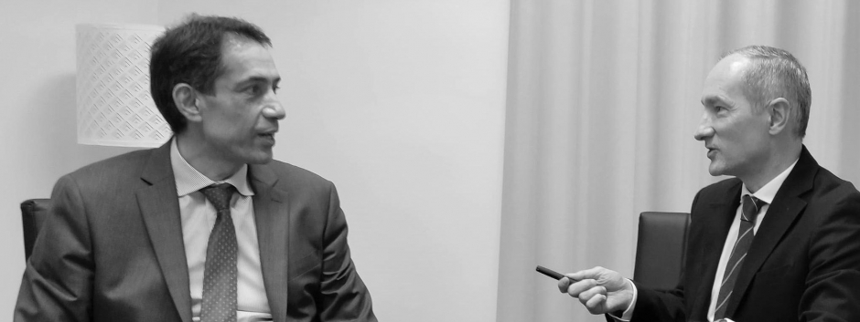 Antonio Olivié conversando con el embajador de Azerbayán en El Vaticano, Rahman Mustafayev