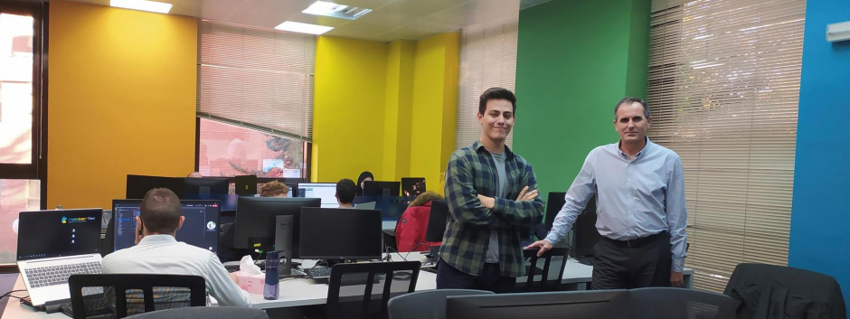 Juan García, estudiante de FP, posa junto a su tutor de empresa, Isidoro Ruiz