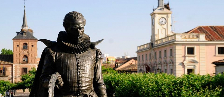 Estatua de Cervantes en Alcalá de Henares (Madid)