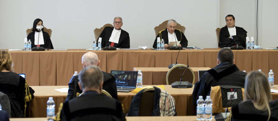 Angelo Becciu está siendo juzgado por el Tribunal de Justicia del Vaticano