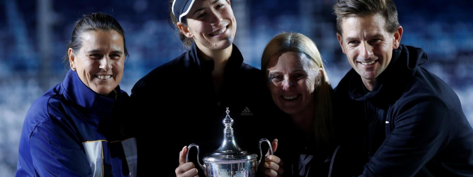La española Garbiñe Muguruza celebra al ganar el torneo de la Akron WTA Finals con su entrenadora, Conchita Martínez
