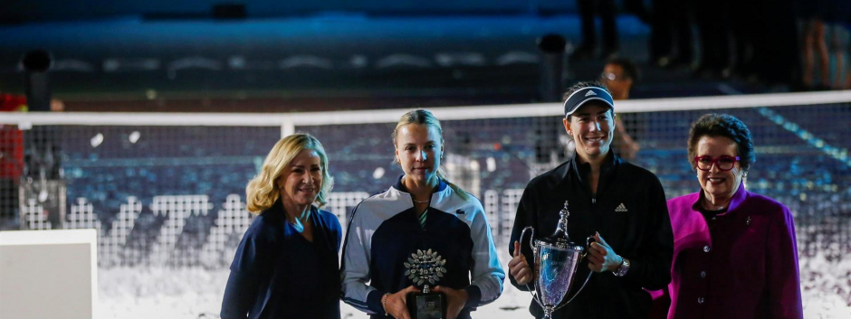 La española Garbiñe Muguruza (2-d) y la estonia Anett Kontaveit (2-i) posan acompañadas por las extenistas Cris Evert Lloyd (i) y Billie Jean King, en la entrega de premios del torneo de la Akron WTA Finals en Guadalajara (México)