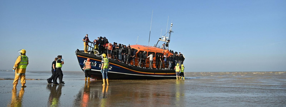 Migrantes desembarcando en la costa británica
