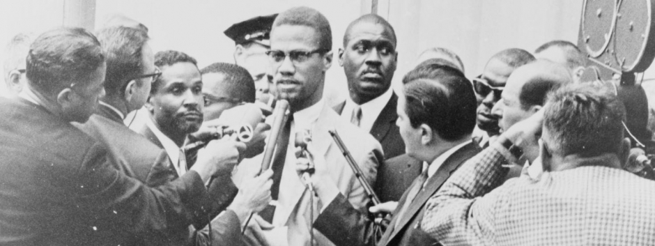 Malcolm X en una conferencia de prensa en 1964