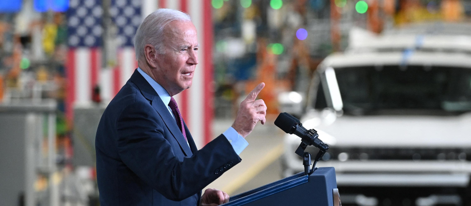 El presidente de EE.UU., Joe Biden, durante una visita a la fábrica de General Motors en Detroit