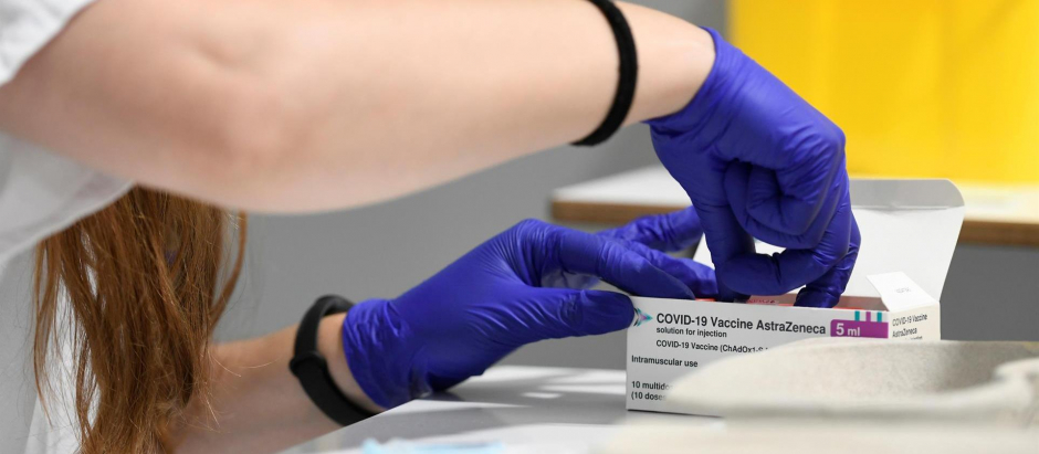 Una enfermera del Hospital Zendal de Madrid prepara una dosis de la vacuna de AstraZeneca