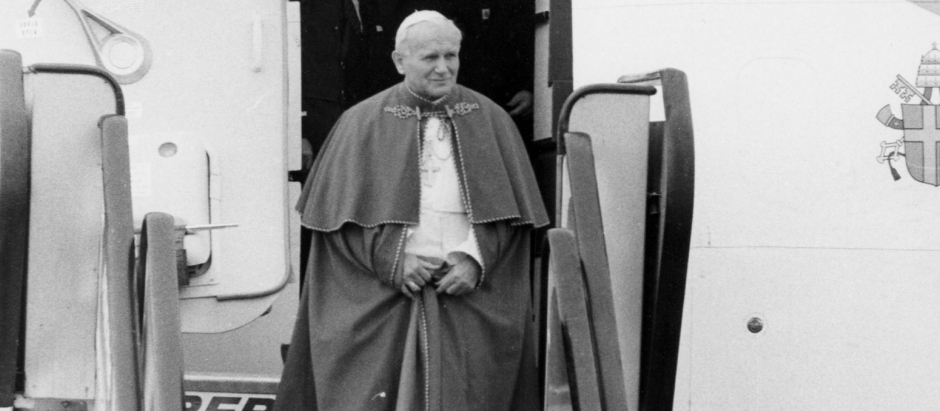 Juan Pablo II en 1982 bajando de un avión de Iberia