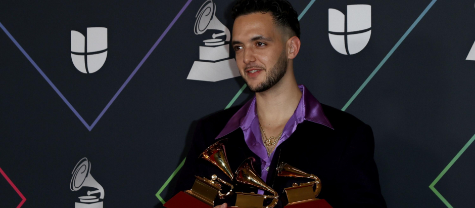 C. Tangana con sus tres premios Grammy Latinos