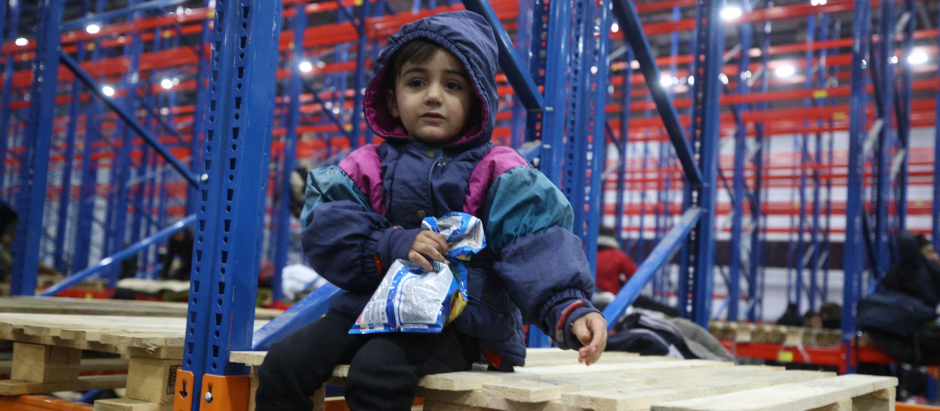 Niño migrante en su nuevo refugio, una unidad de almacenaje cerca de la frontera