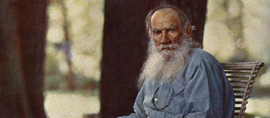 León Tolstoi en su finca de Yasnaia Poliana, primer retrato ruso en color