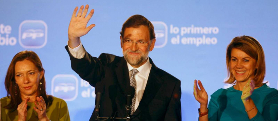 Rajoy junto a Cospedal y su mujer aquella noche electoral
