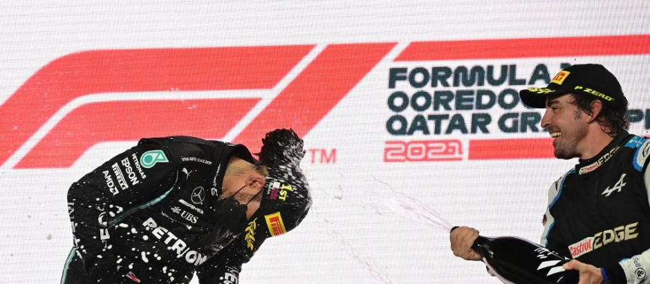 'Magic' Alonso celebra con Hamilton su tercer puesto en el novedoso GP de Qatar
