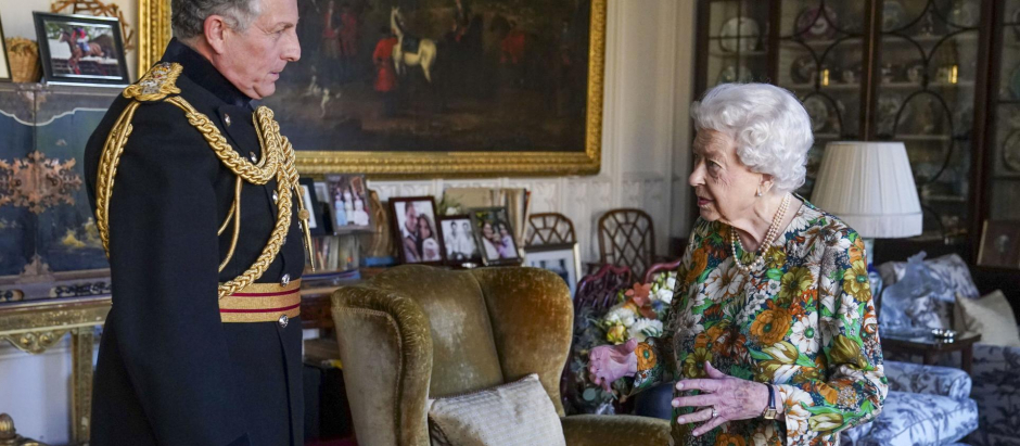 La reina Isabel II, en la recepción al general Sir Nick Carter, jefe del Gabinete de Defensa británico, de este 17 de noviembre
