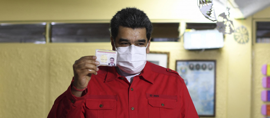 Nicolás Maduro votando elecciones 2021