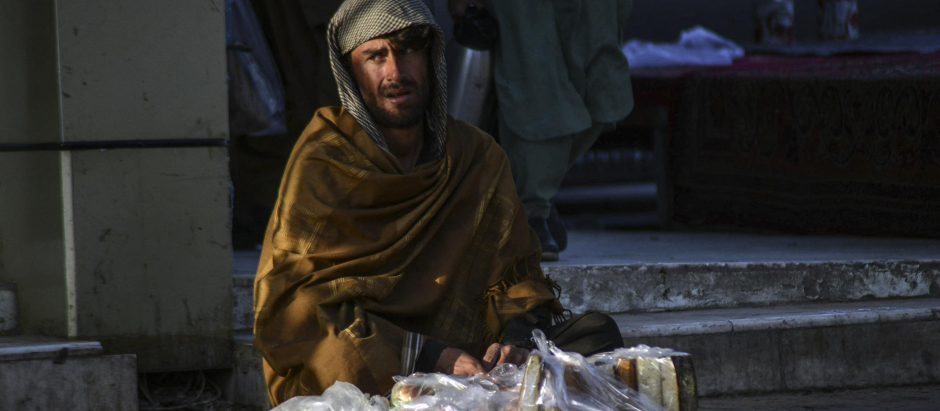 Un hombre vende tartas en una carretera de Kandahar, Afganistán, foto de archivo