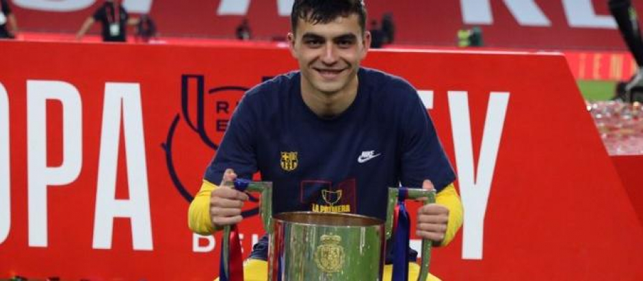 El jugador Pedri sostiene el trofeo de la Copa del Rey de 2021