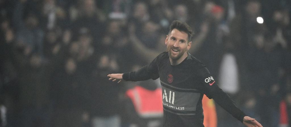 El delantero argentino del PSG, Lionel Messi, celebra su gol al Nantes