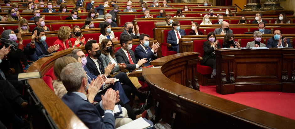 Los miembros del Govern aplauden después de que el Parlament haya tramitado los Presupuestos de la Generalitat de 2022