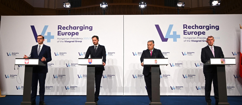 El primer ministro de Polonia, Mateusz Morawiecki junto con sus homólogos Eduard Heger de Eslovaquia, Viktor Orban de Hungría y Andrej Babis de República Checa