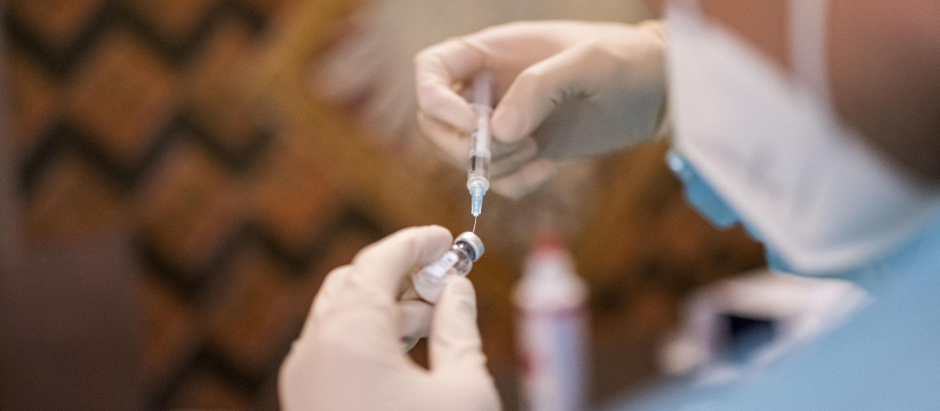 Un sanitario prepara una vacuna