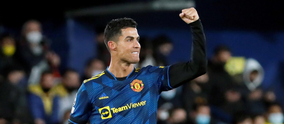 El delantero portugués del Manchester United Cristiano Ronaldo celebra su primer gol ante el Villarreal