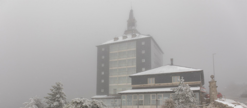 Un edificio del Puerto de Navacerrada nevado, en la sierra de Guadarrama